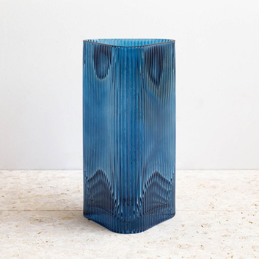 かなでもののブルーのガラスを使用した口が広く使いやすい三角形のフラワーベース（正面）