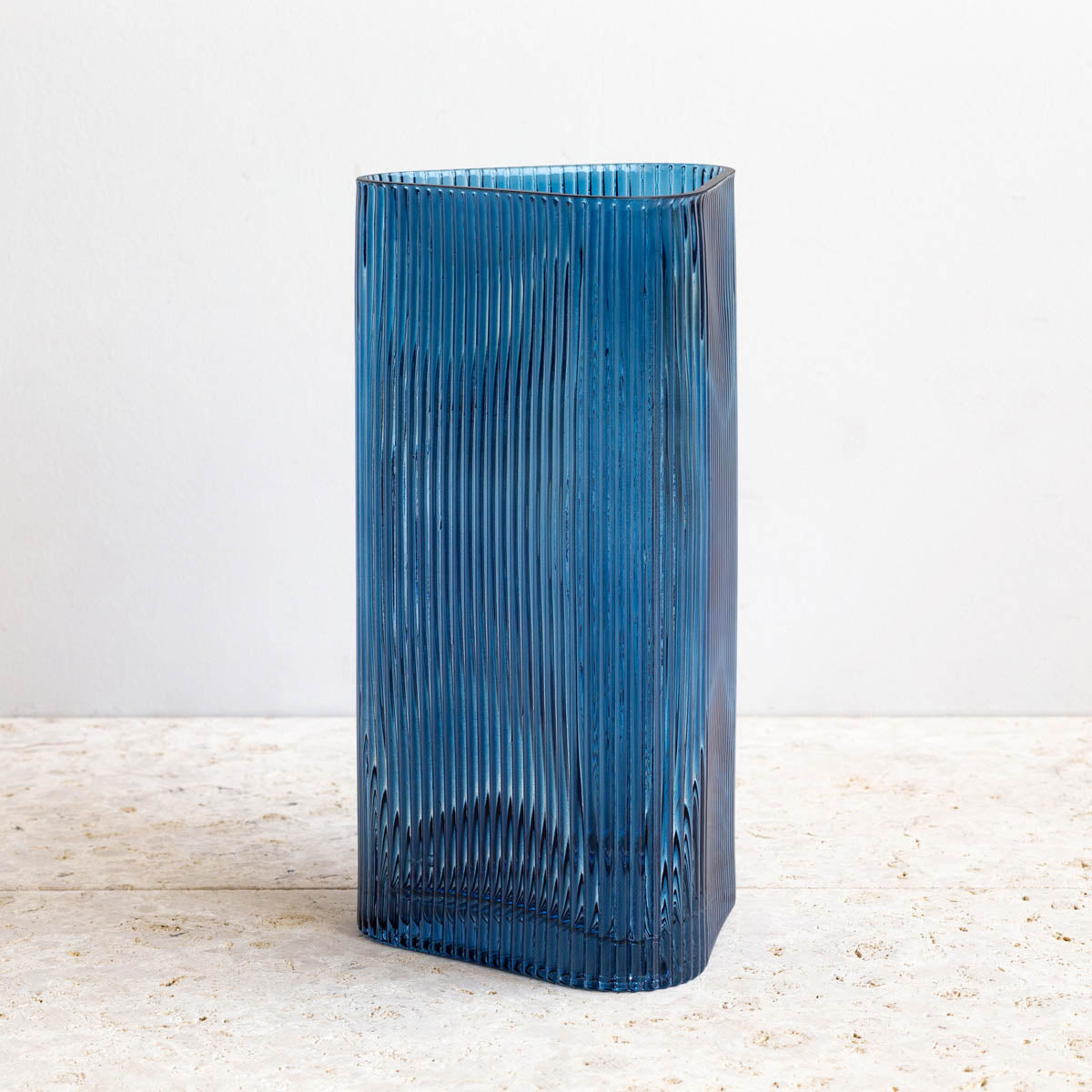 かなでもののブルーのガラスを使用した口が広く使いやすい三角形のフラワーベース（正面・斜め）