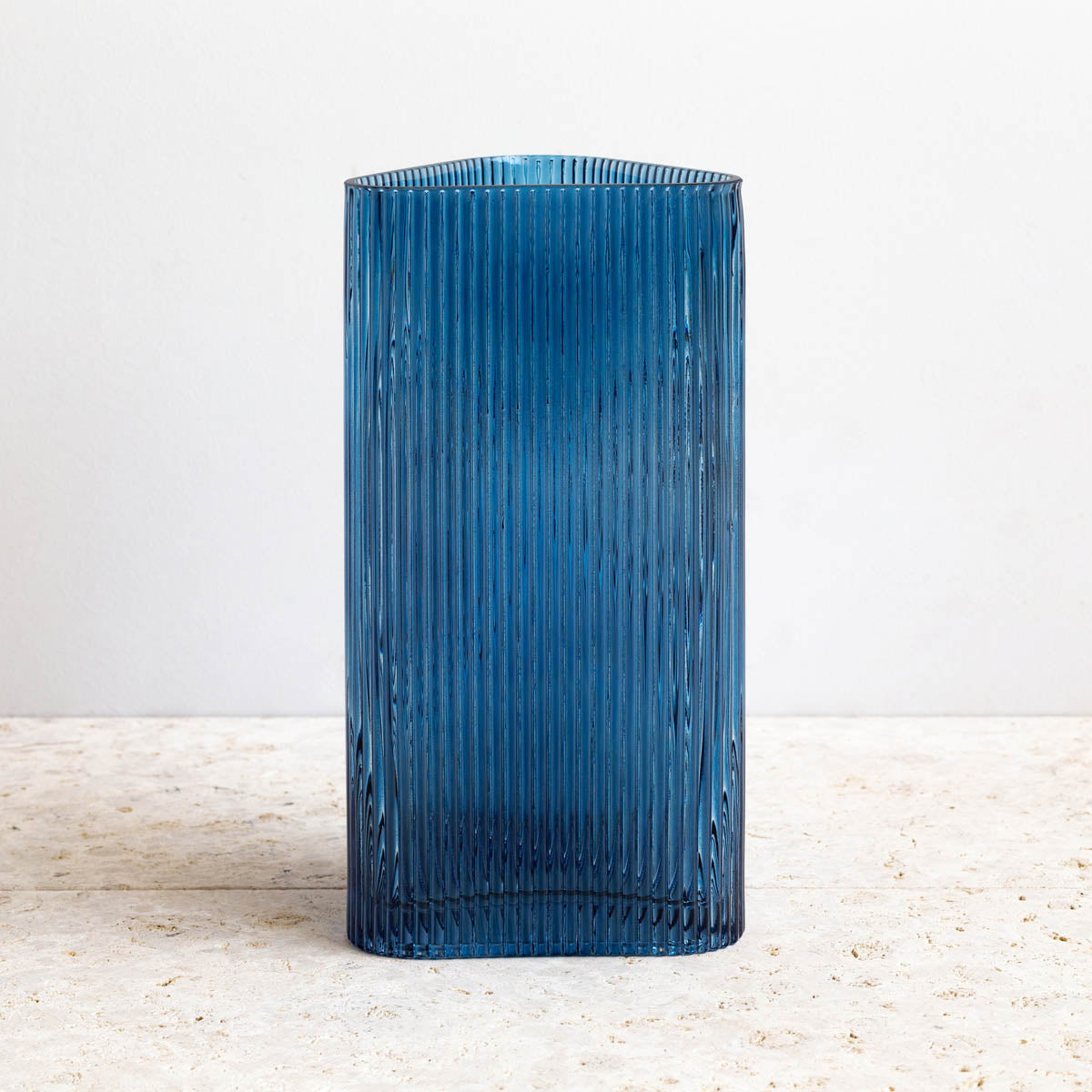 かなでもののブルーのガラスを使用した口が広く使いやすい三角形のフラワーベース2（正面）