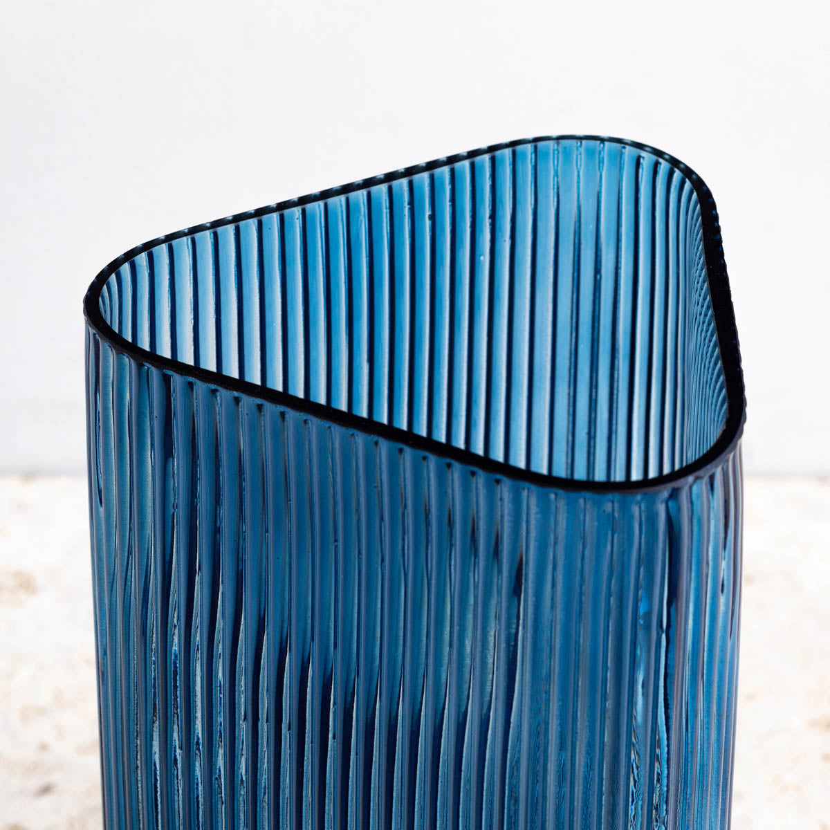 かなでもののブルーのガラスを使用した口が広く使いやすい三角形のフラワーベース（上部・口）