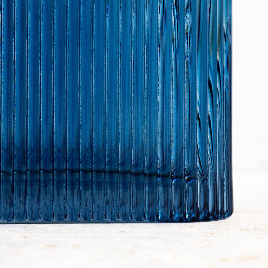 かなでもののブルーのガラスを使用した口が広く使いやすい三角形のフラワーベース（底面・クローズアップ）