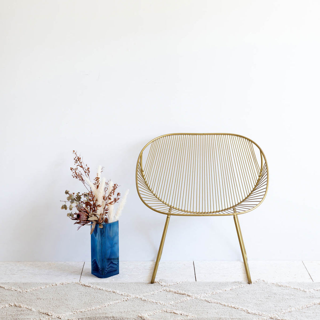 かなでもののブルーのガラスを使用した口が広く使いやすい三角形のフラワーベースの使用例3