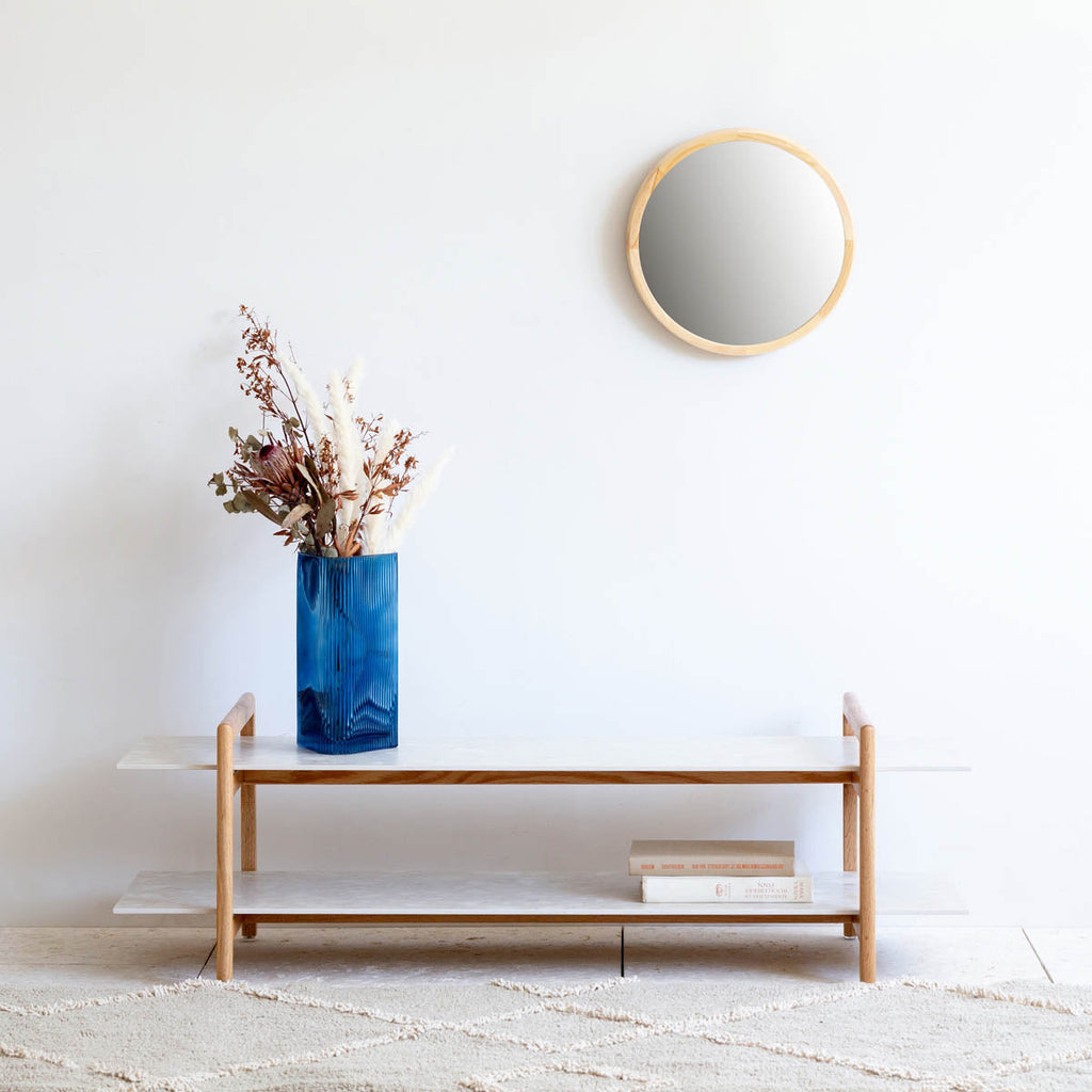 かなでもののブルーのガラスを使用した口が広く使いやすい三角形のフラワーベースの使用例4