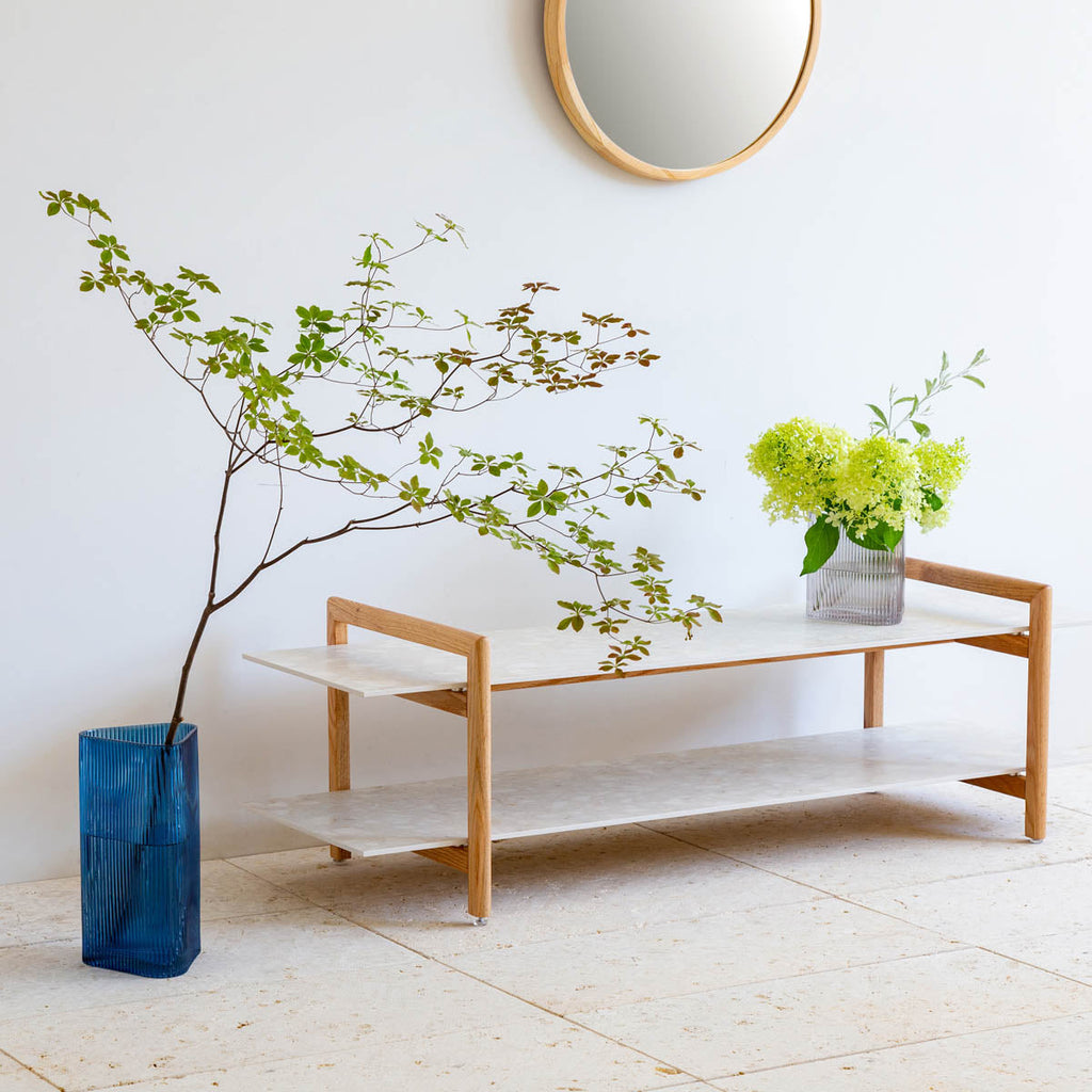 かなでもののブルーのガラスを使用した口が広く使いやすい三角形のフラワーベースの使用例5