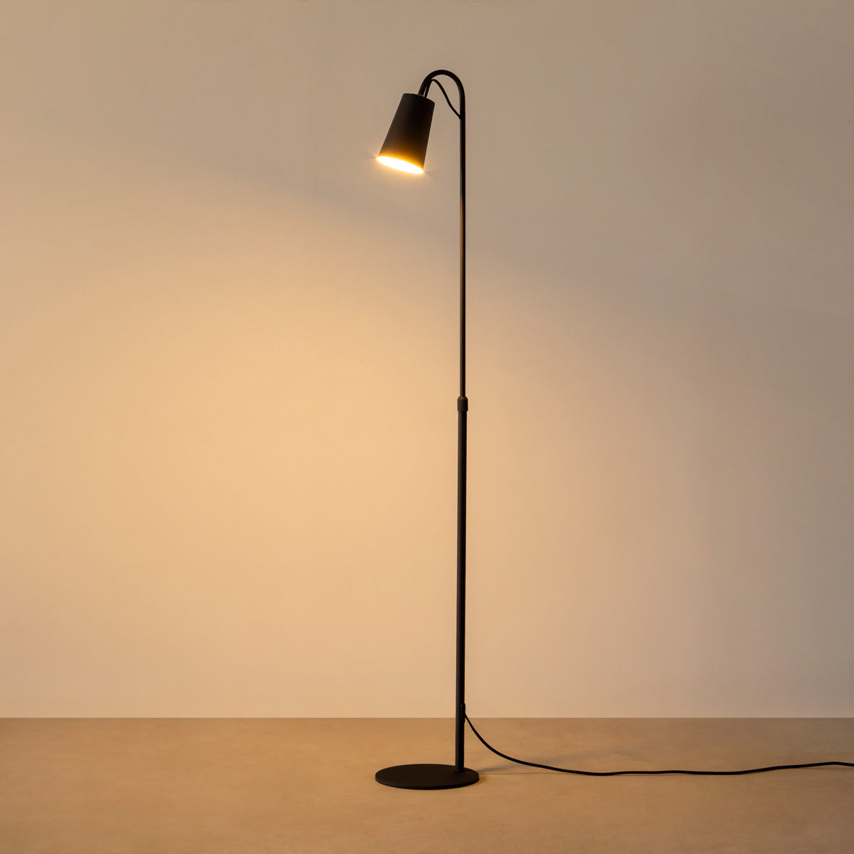 Magnet - Connect シェードが動く スリム フロアライト (Black / Gray