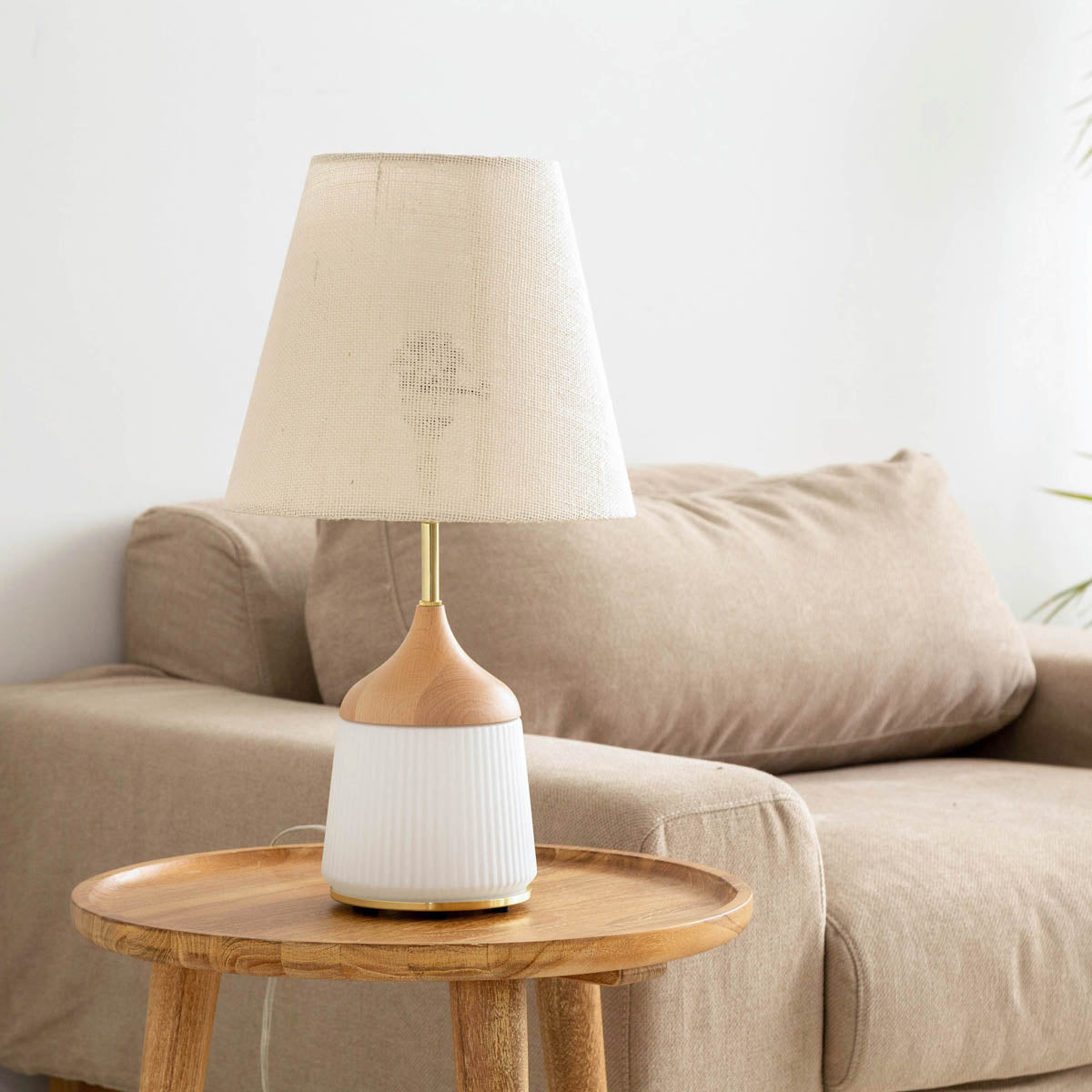 あたたかみのある素材を組み合わせた、上品な雰囲気のデスクライトの使用例