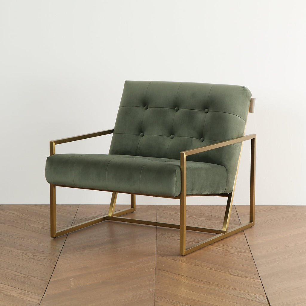 ベロア生地が高貴な雰囲気を感じさせる一人掛けソファ（斜め向き）