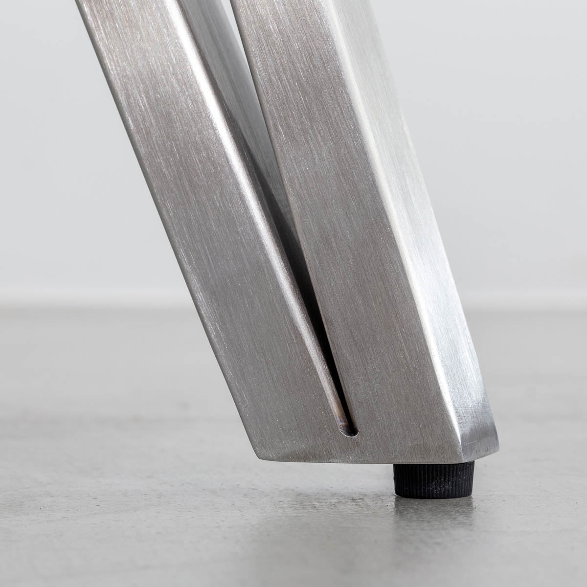 Kanademonoのくるみのカフェテーブル