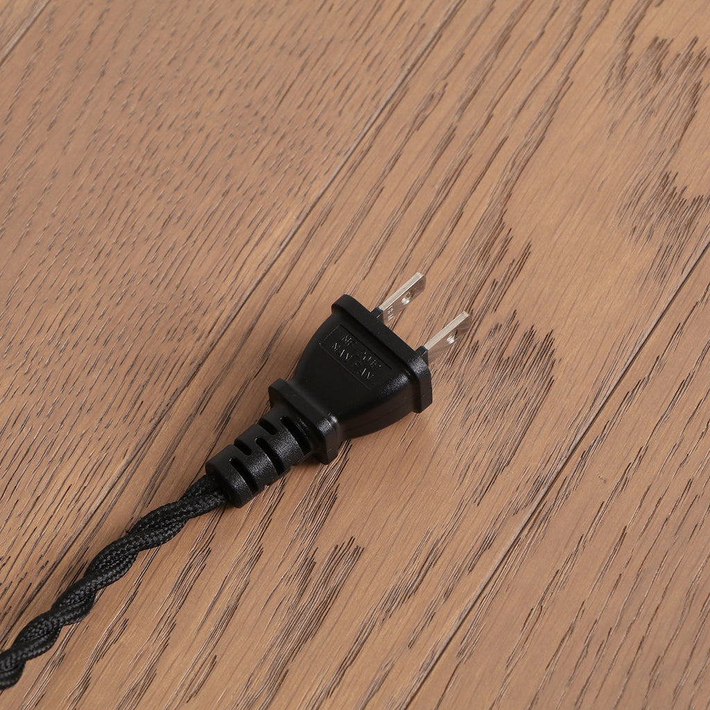 大理石と真鍮の融合が美しいテーブルランプ（コンセント部分）