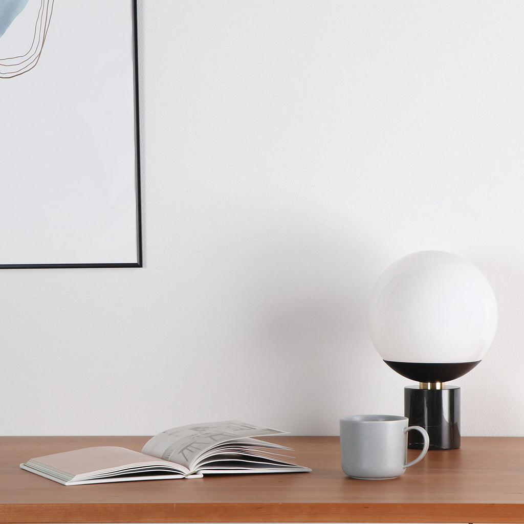 大理石と真鍮の融合が美しいテーブルランプの使用例