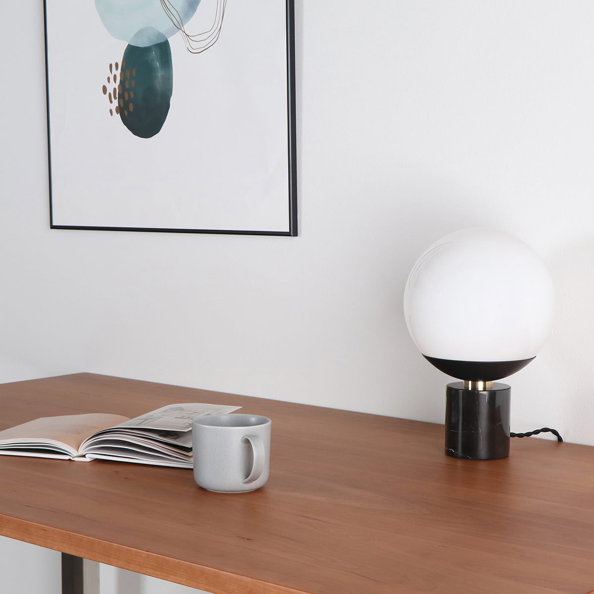 大理石と真鍮の融合が美しいテーブルランプの使用例