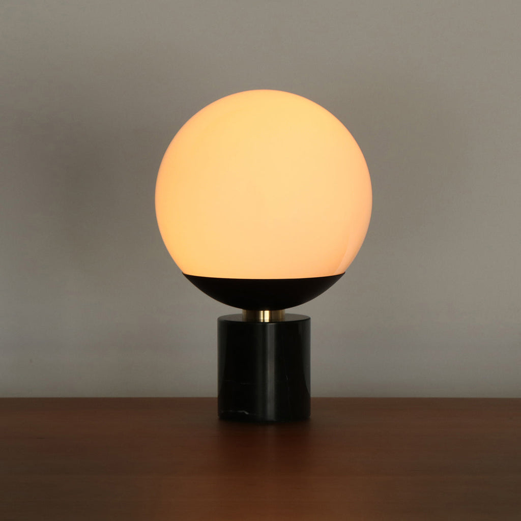 大理石と真鍮の融合が美しいテーブルランプ（点灯時）