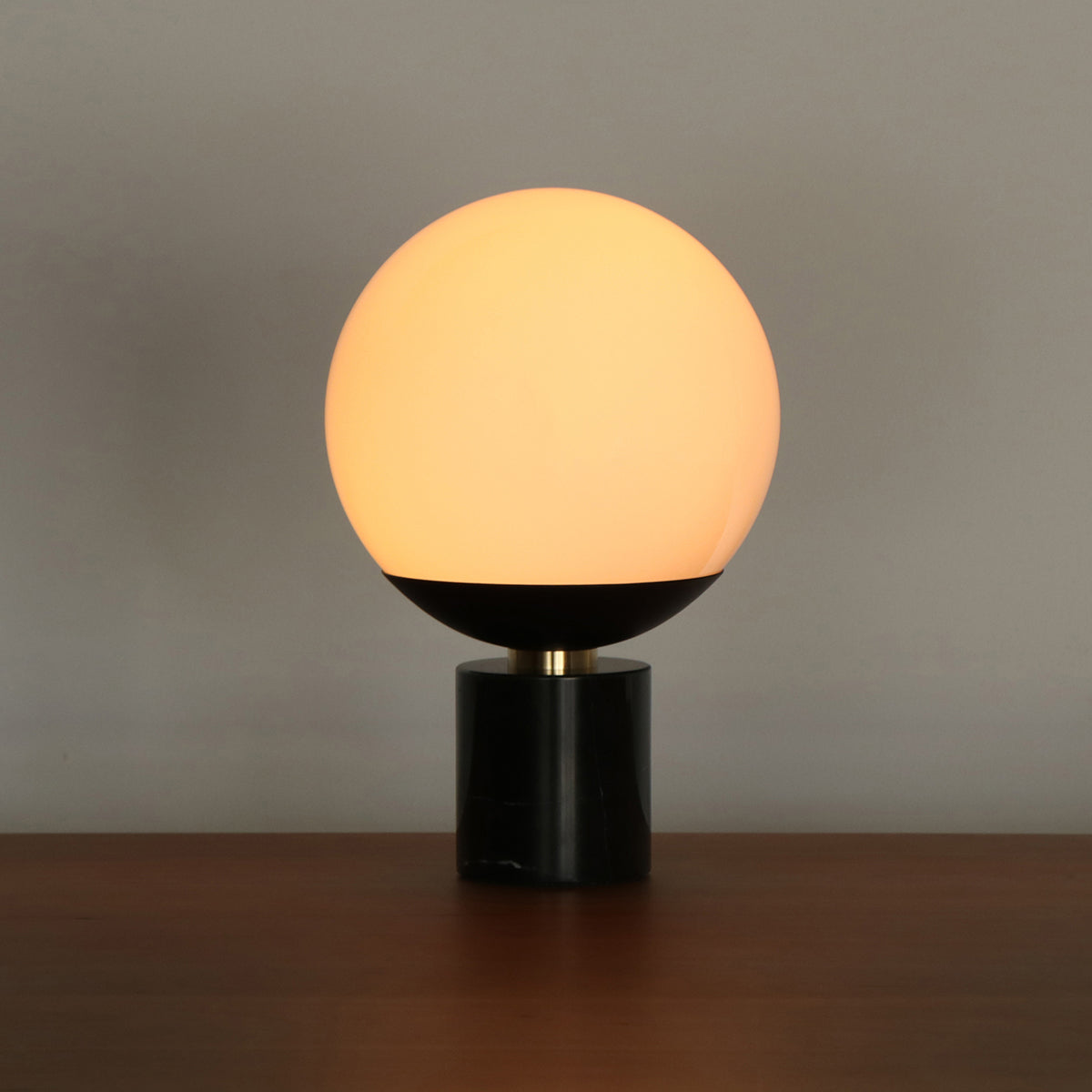 大理石と真鍮の融合が美しいテーブルランプ（点灯時）