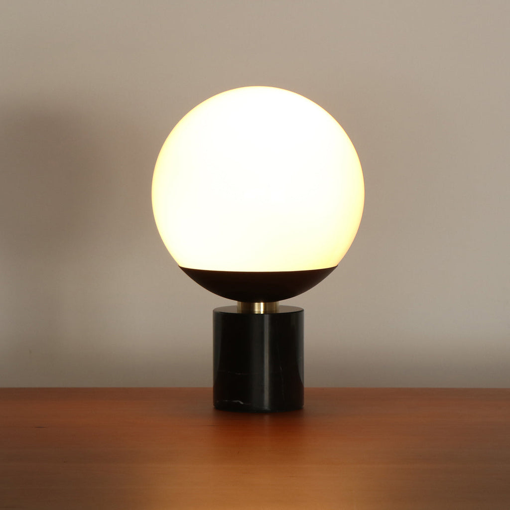 大理石と真鍮の融合が美しいテーブルランプ（点灯時）