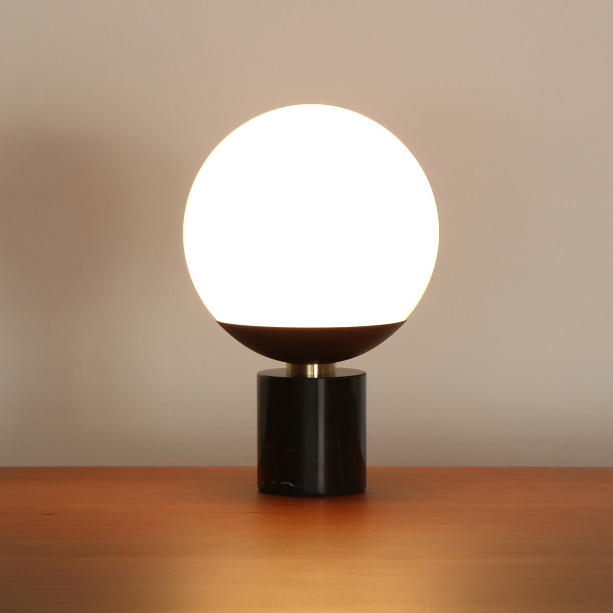 大理石と真鍮の融合が美しいテーブルランプ（点灯時）