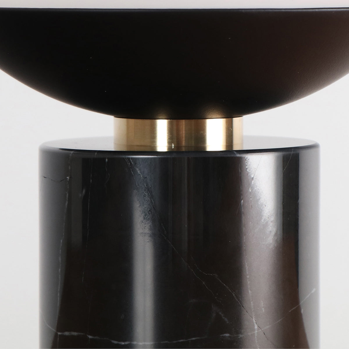 大理石と真鍮の融合が美しいテーブルランプ（真鍮部分）