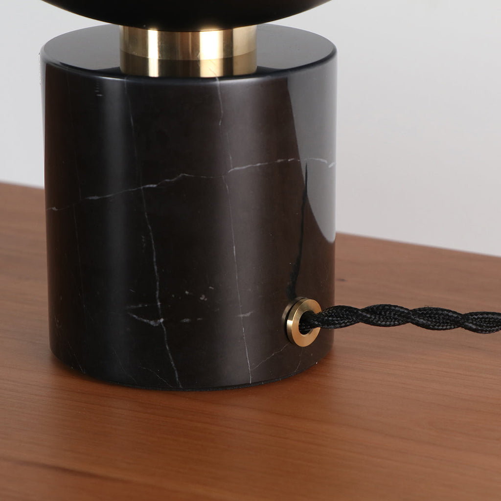 大理石と真鍮の融合が美しいテーブルランプ（ベース部分）