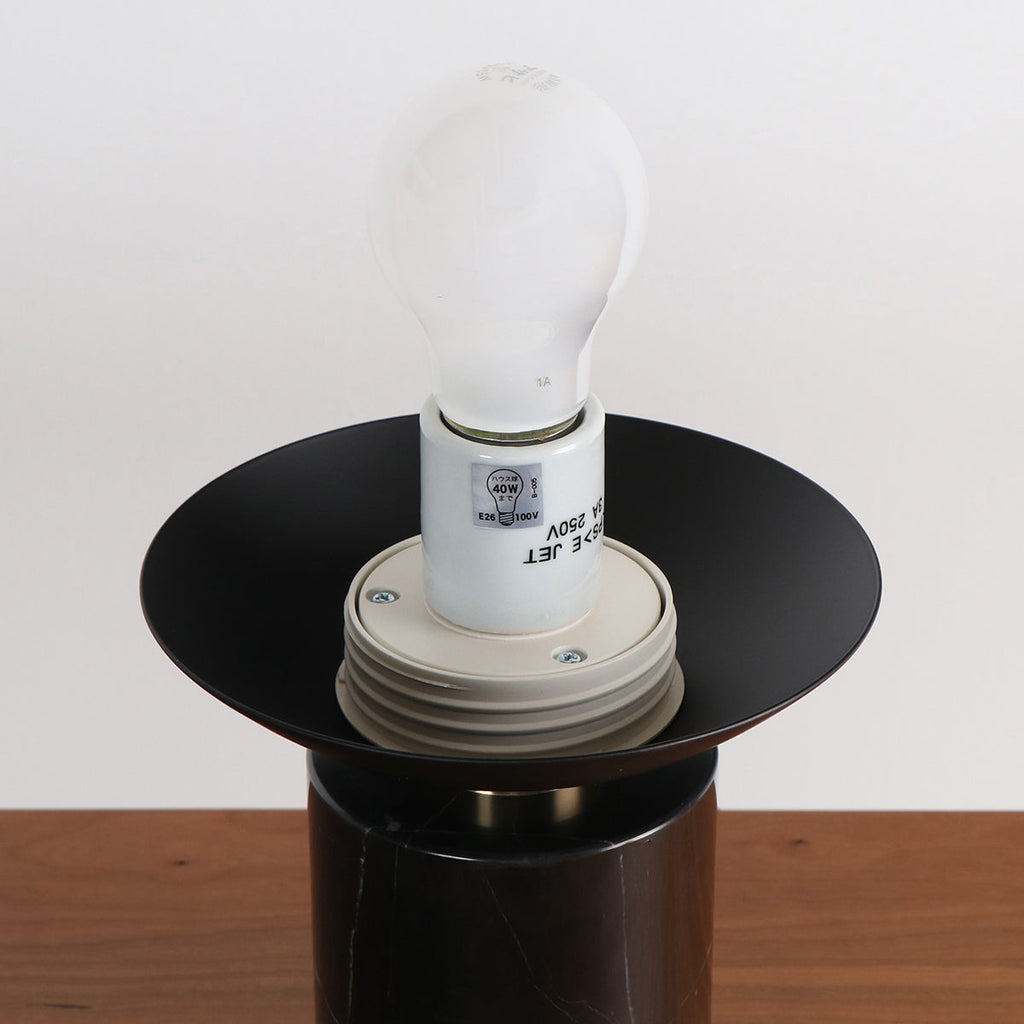 大理石と真鍮の融合が美しいテーブルランプ（電球部分）