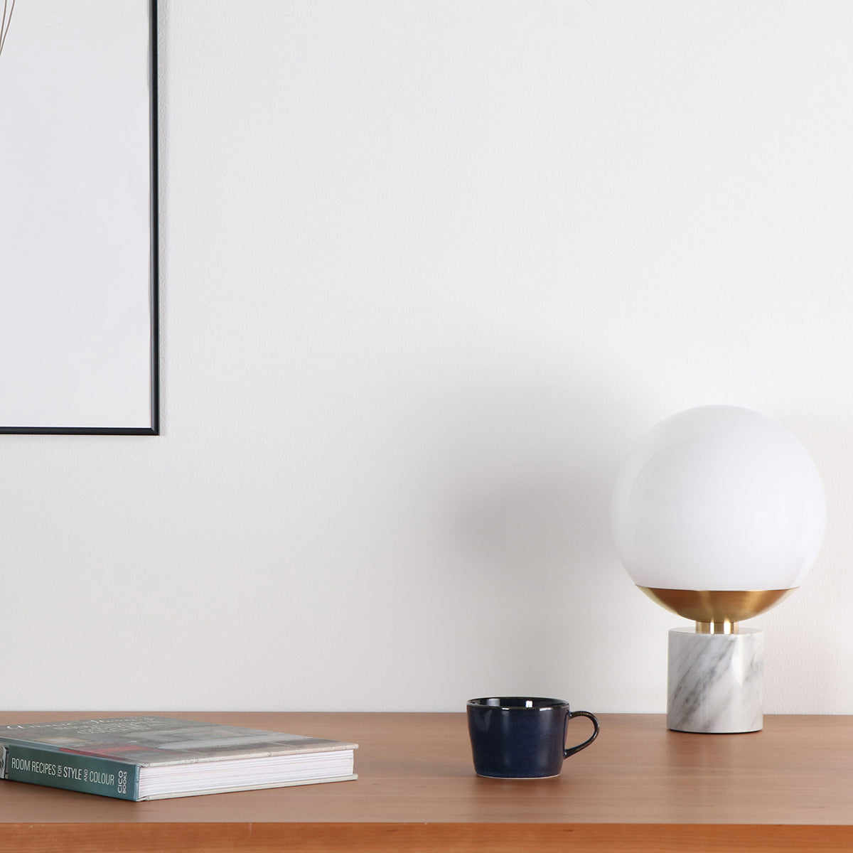 大理石と真鍮の融合が美しいテーブルランプの使用例