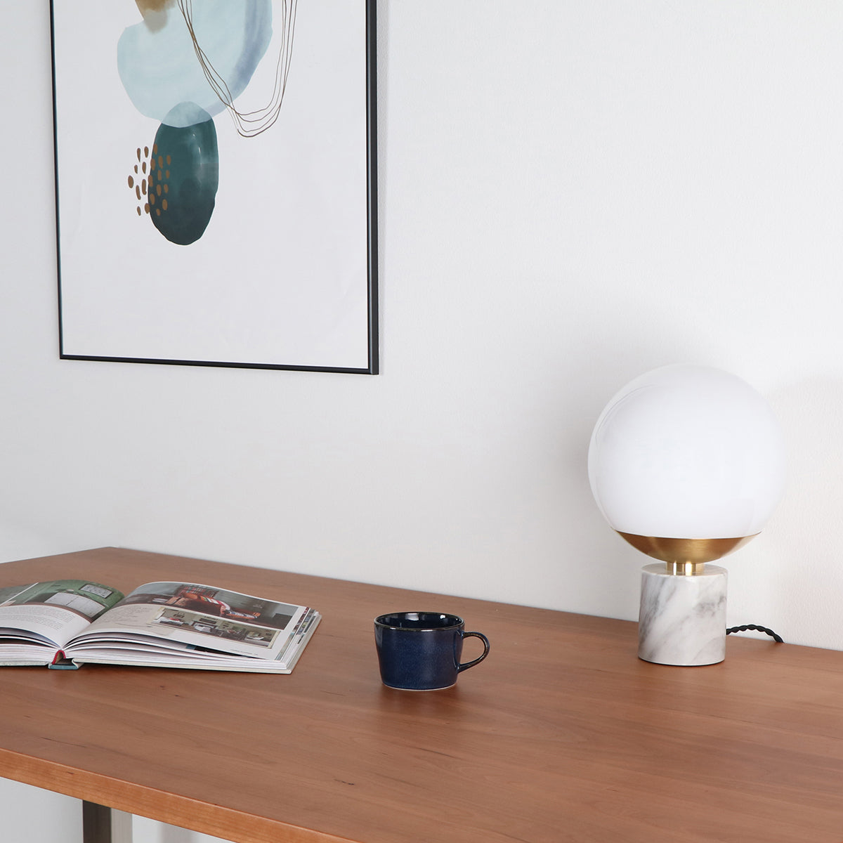 大理石と真鍮の融合が美しいテーブルランプの使用例