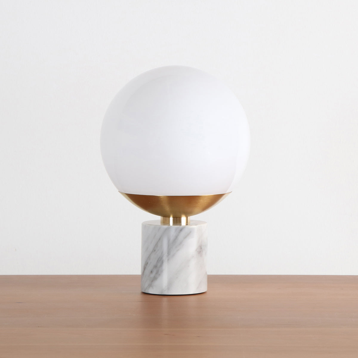 大理石と真鍮の融合が美しいテーブルランプ