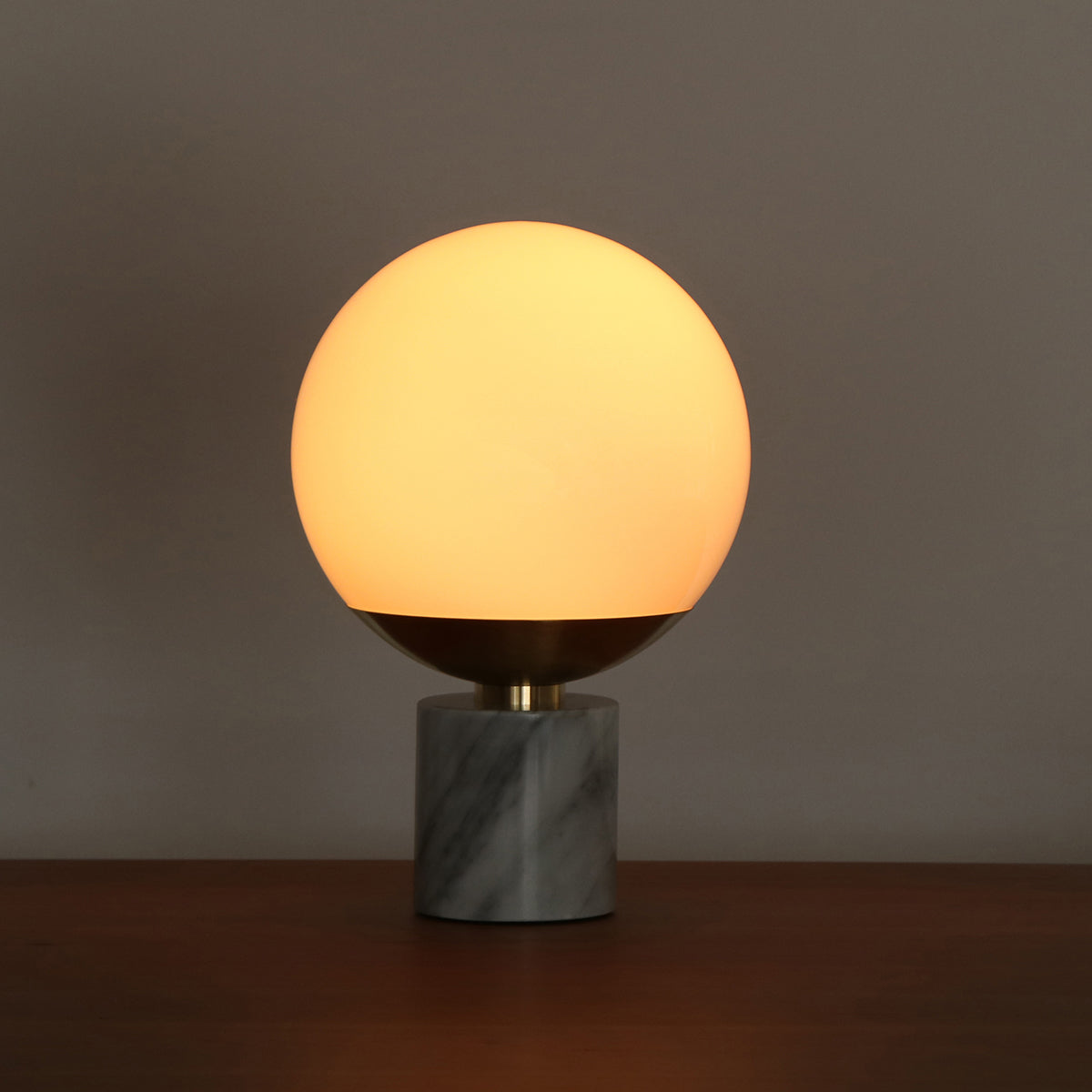 大理石と真鍮の融合が美しいテーブルランプ（点灯時）