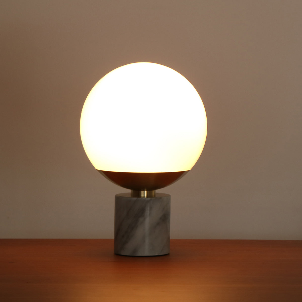 大理石と真鍮の融合が美しいテーブルランプ（点灯時）