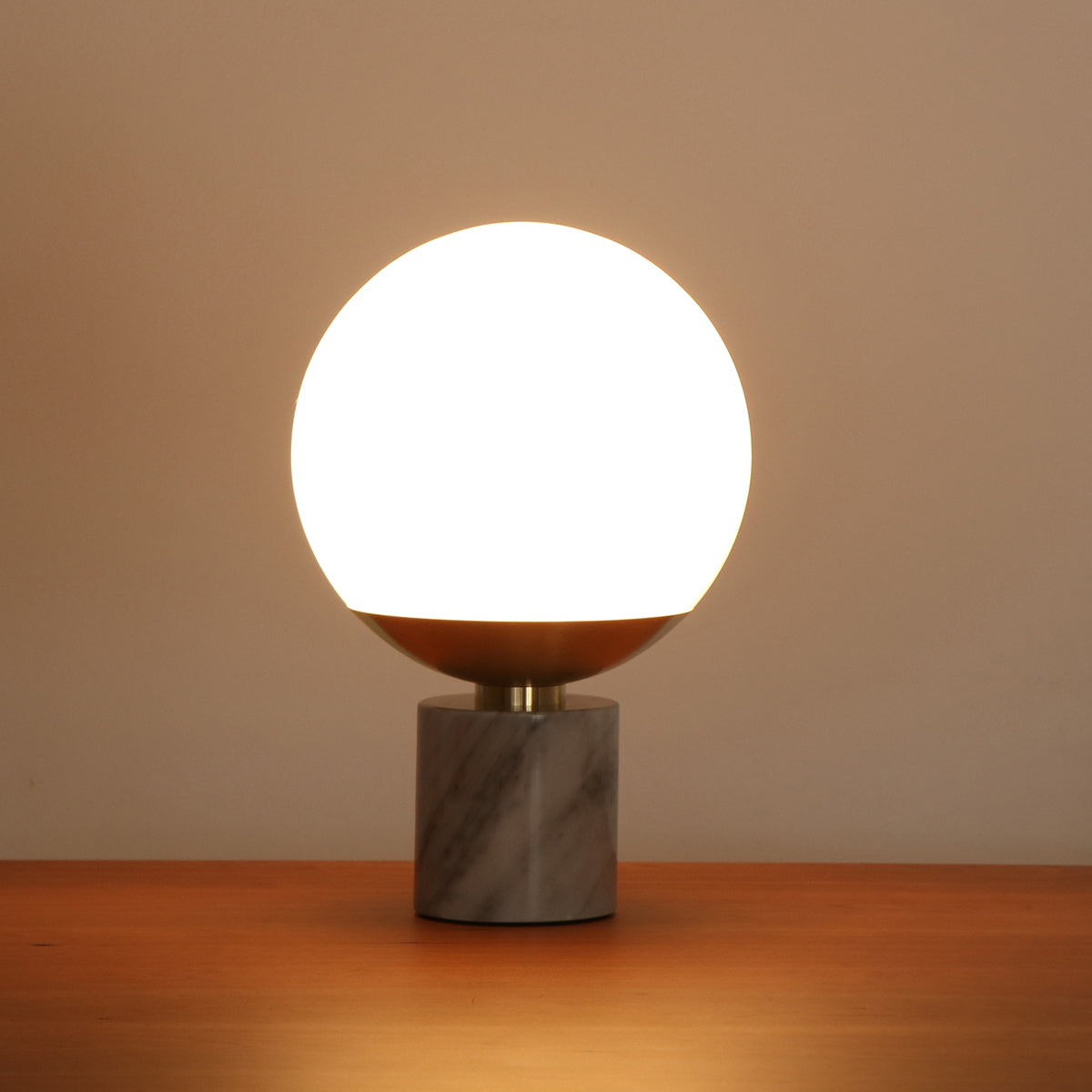 大理石と真鍮の融合が美しいテーブルランプ（点灯時）