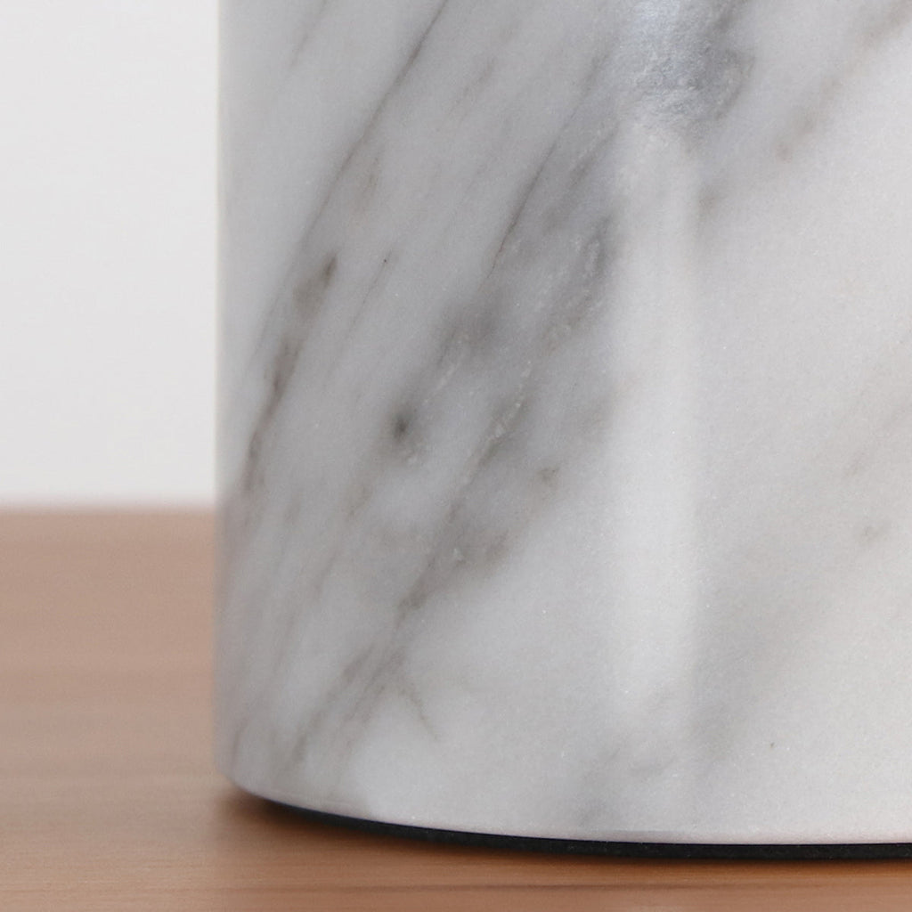 大理石と真鍮の融合が美しいテーブルランプ（ベース部分）クローズアップ