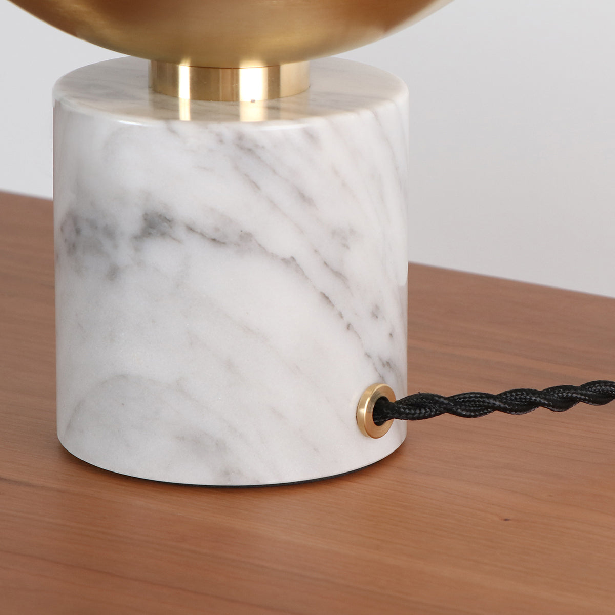 大理石と真鍮の融合が美しいテーブルランプ（ベース部分）