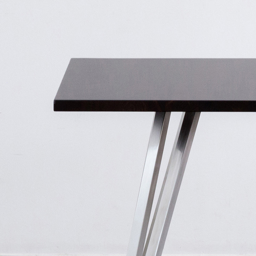 Gemoneのラバーウッドブラックブラウンのスクエア天板と三角のチューブが華やかなステンレス脚4本を組み合わせたカフェテーブル（天板と脚）