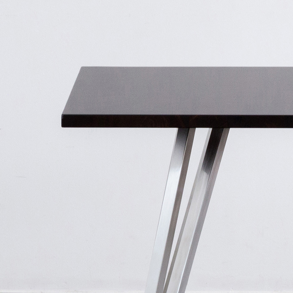 Gemoneのラバーウッドブラックブラウンのスクエア天板と三角のチューブが華やかなステンレス脚4本を組み合わせたカフェテーブル（天板と脚）