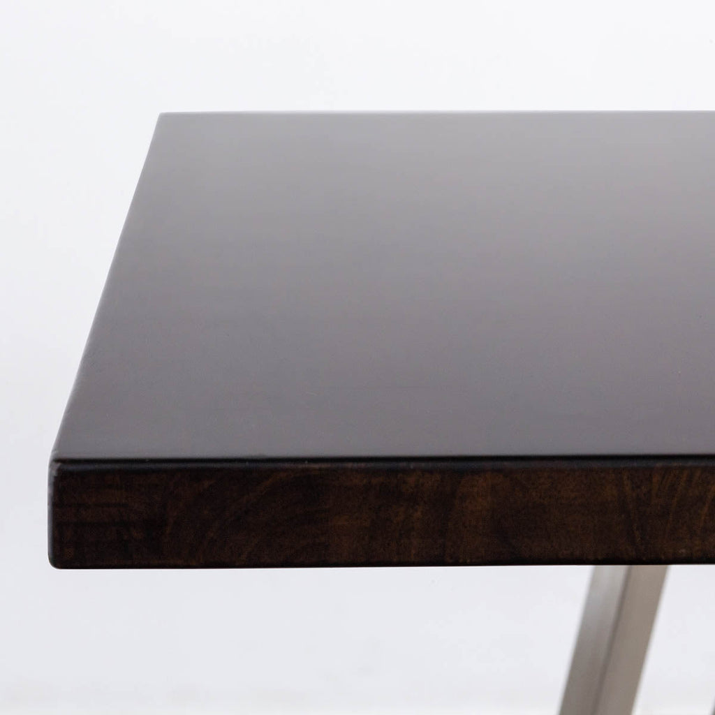 Gemoneのラバーウッドブラックブラウンのスクエア天板と三角のチューブが華やかなステンレス脚4本を組み合わせたカフェテーブル（天板厚み）