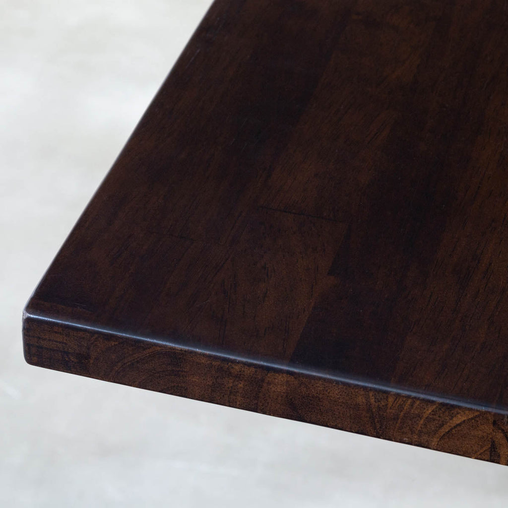 Gemoneのラバーウッドブラックブラウンのスクエア天板と三角のチューブが華やかなステンレス脚4本を組み合わせたカフェテーブル（天板クローズ）