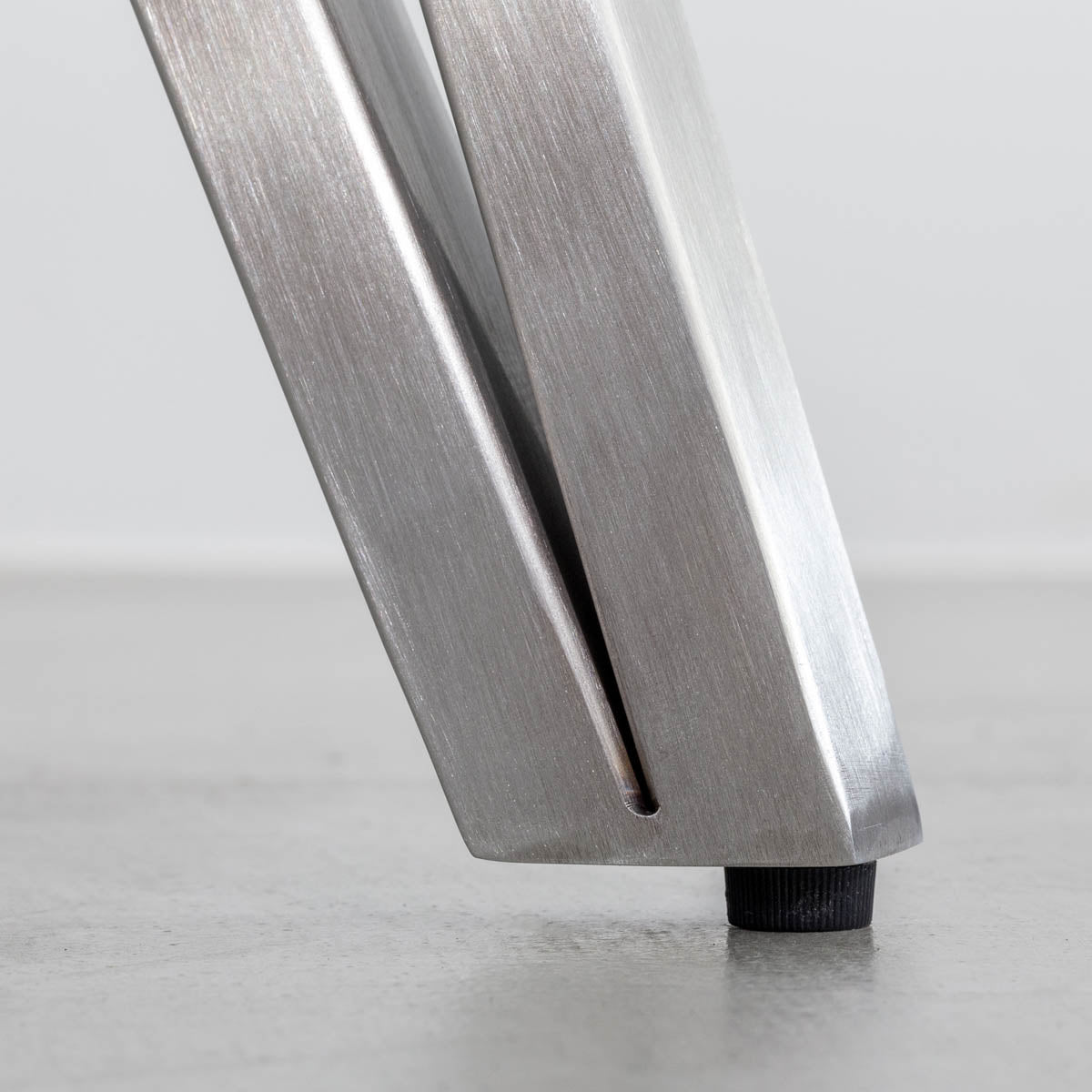 Gemoneのラバーウッドチークブラウンのスクエア天板と三角のチューブが華やかなステンレス脚4本を組み合わせたカフェテーブル（アジャスター）