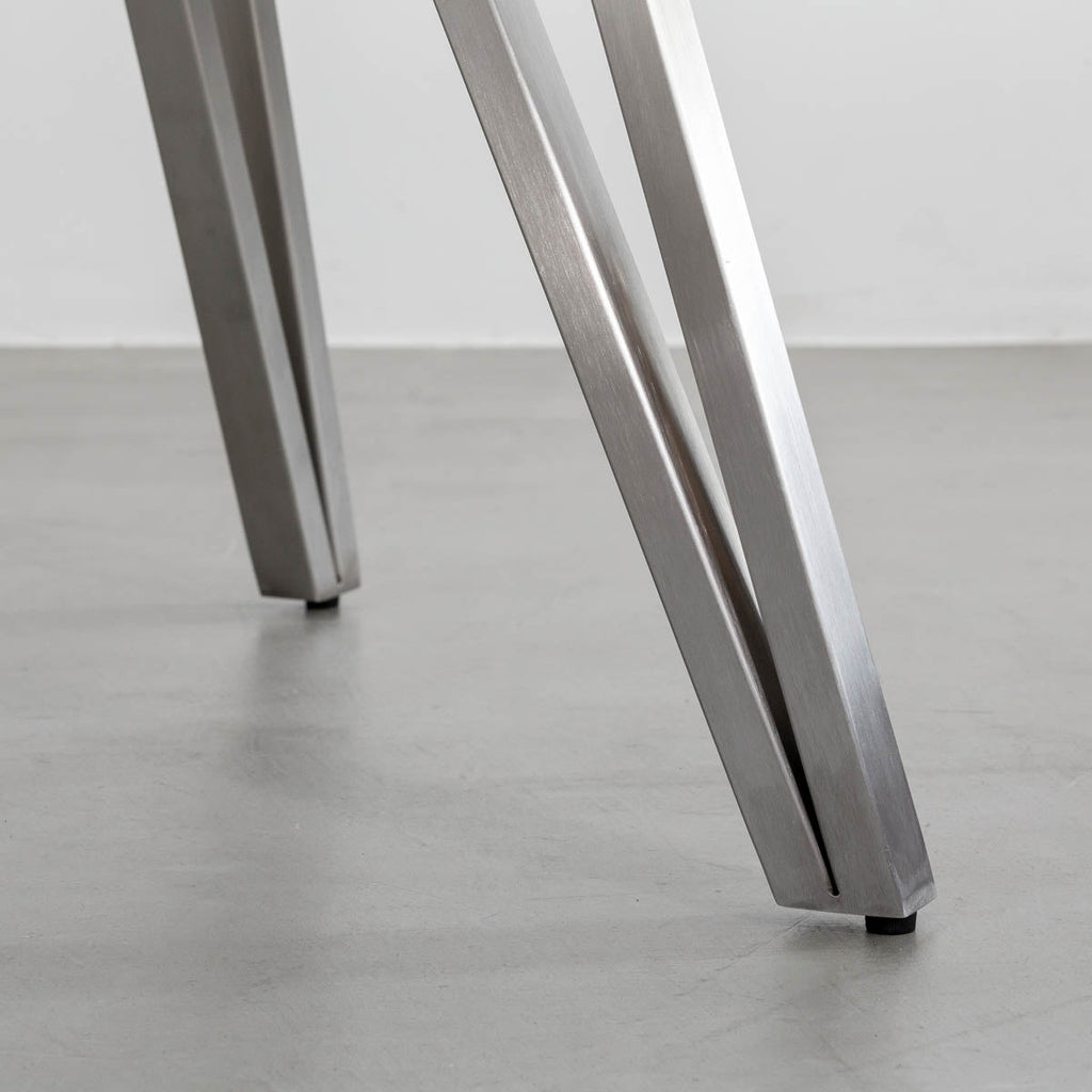 Gemoneのラバーウッドチークブラウンのスクエア天板と三角のチューブが華やかなステンレス脚4本を組み合わせたカフェテーブル（脚）