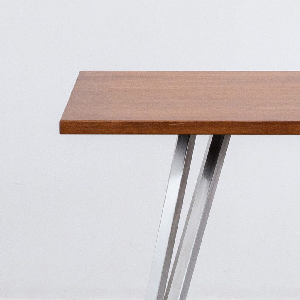 Gemoneのラバーウッドチークブラウンのスクエア天板と三角のチューブが華やかなステンレス脚4本を組み合わせたカフェテーブル（天板と脚）