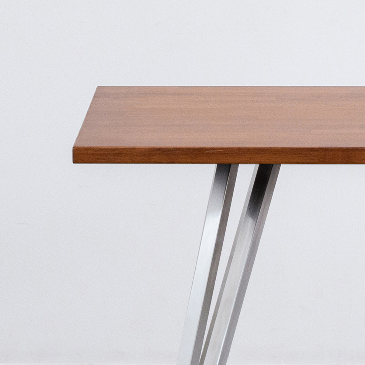 Gemoneのラバーウッドチークブラウンのスクエア天板と三角のチューブが華やかなステンレス脚4本を組み合わせたカフェテーブル（天板と脚）