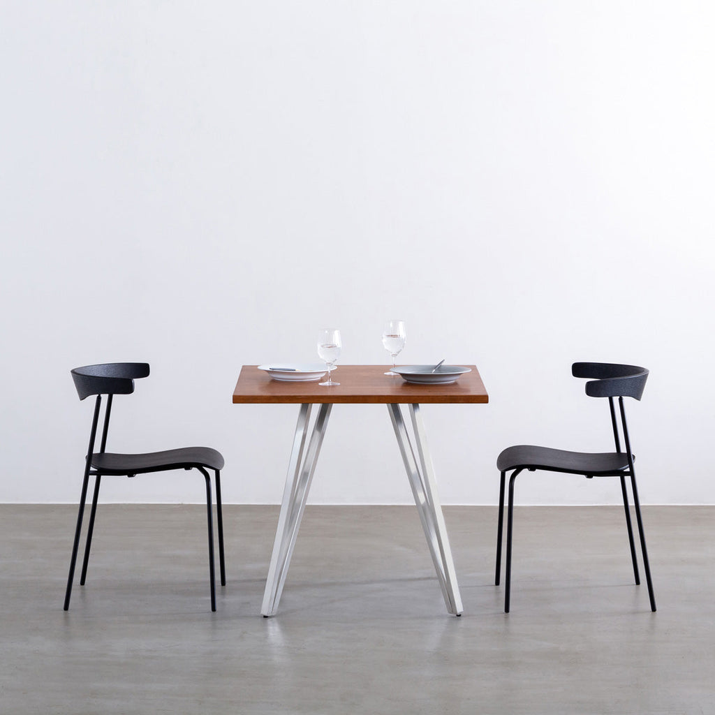 Gemoneのラバーウッドチークブラウンのスクエア天板と三角のチューブが華やかなステンレス脚4本を組み合わせたカフェテーブル（使用例1）