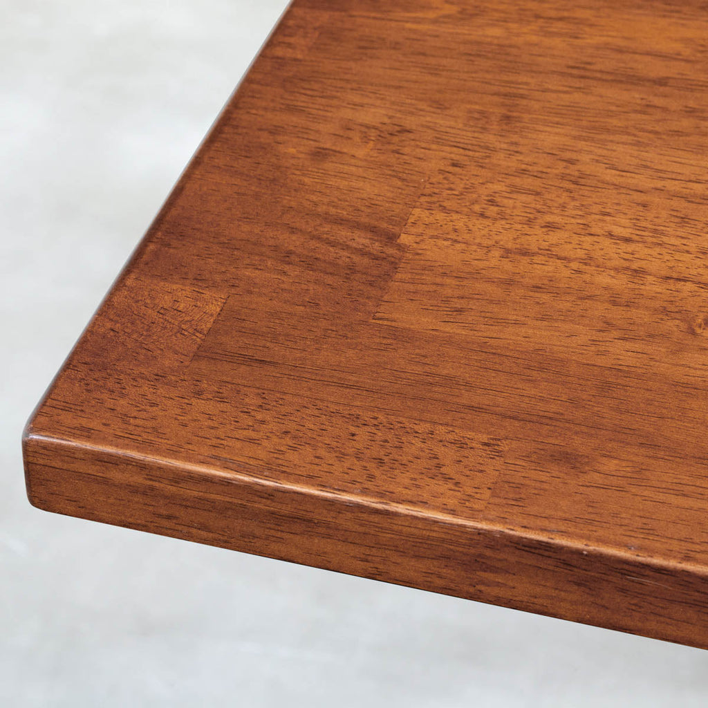 Gemoneのラバーウッドチークブラウンのスクエア天板と三角のチューブが華やかなステンレス脚4本を組み合わせたカフェテーブル（天板クローズ）