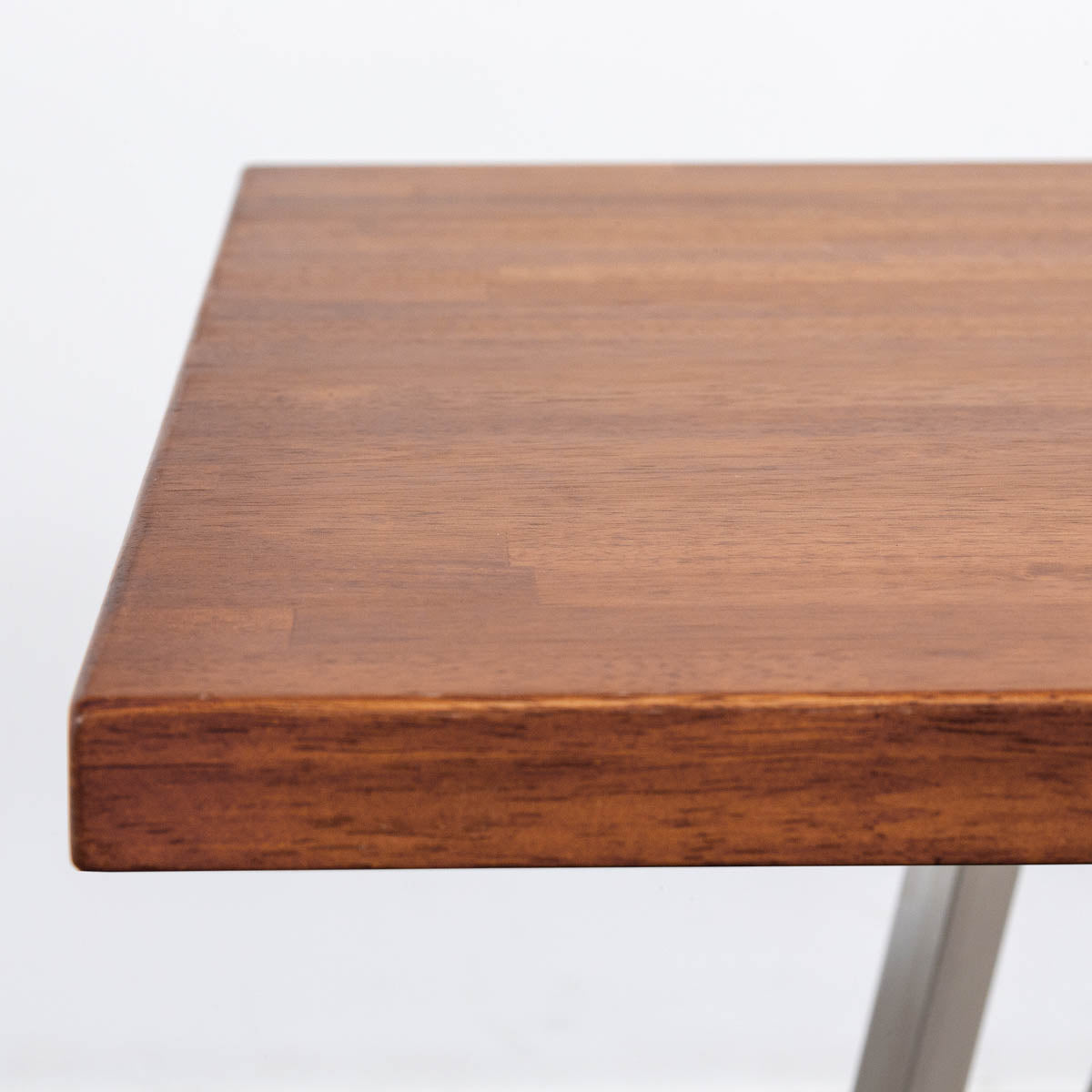 Gemoneのラバーウッドチークブラウンのスクエア天板と三角のチューブが華やかなステンレス脚4本を組み合わせたカフェテーブル（天板厚み）