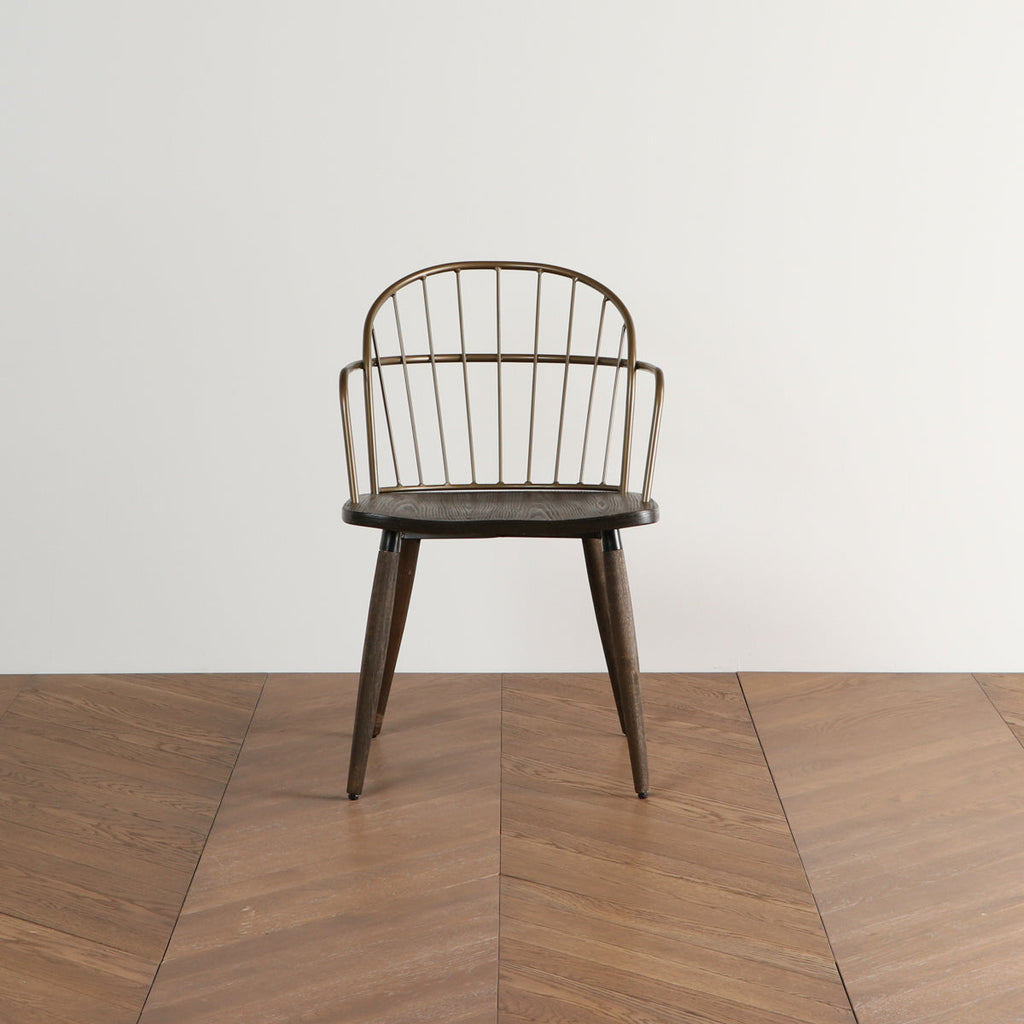 木目調の座面とブロンズの背もたれがクラシカルなチェア(正面)