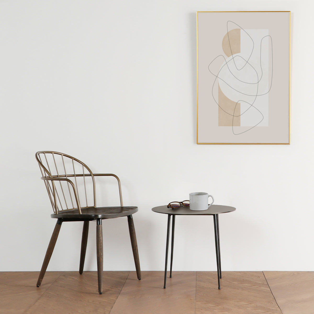 ヴィンテージテイストチェアとサイドテーブルのコーディネートイメージ