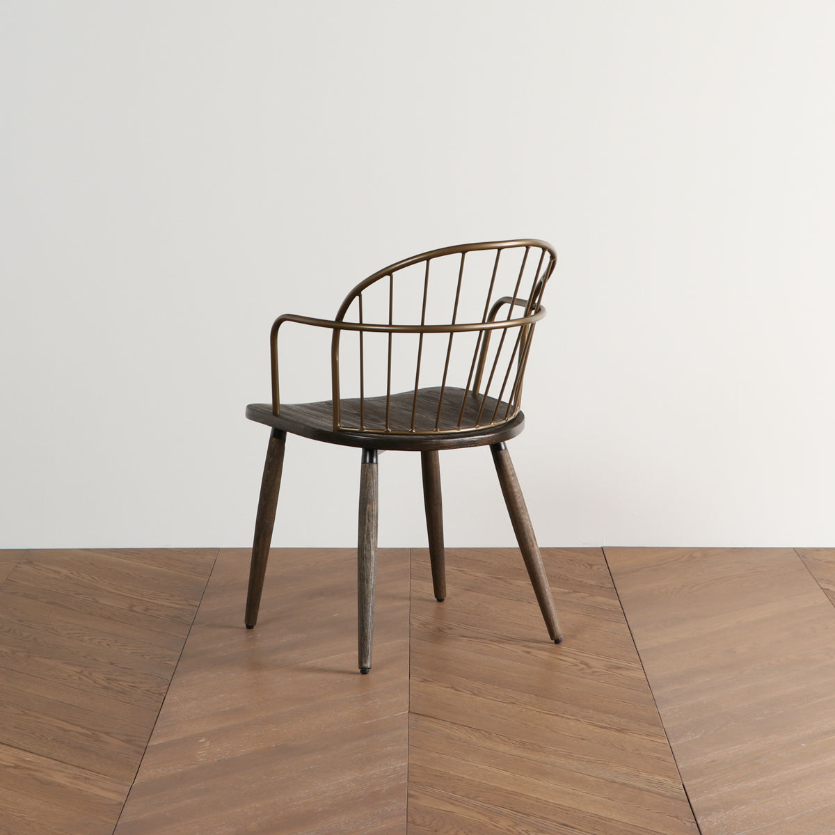 木目調の座面とブロンズの背もたれがクラシカルなチェア(斜め後)