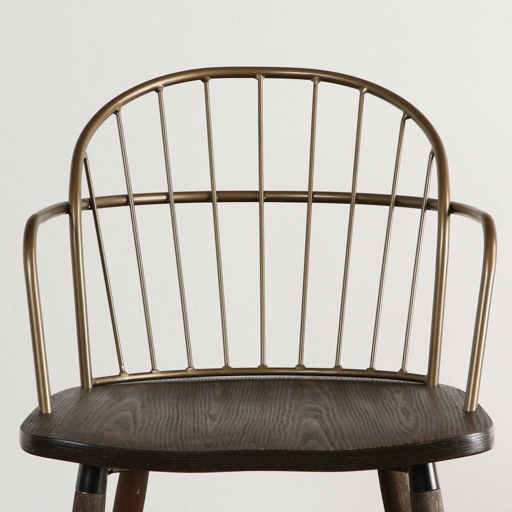 木目調の座面とブロンズの背もたれがクラシカルなチェア(正面)