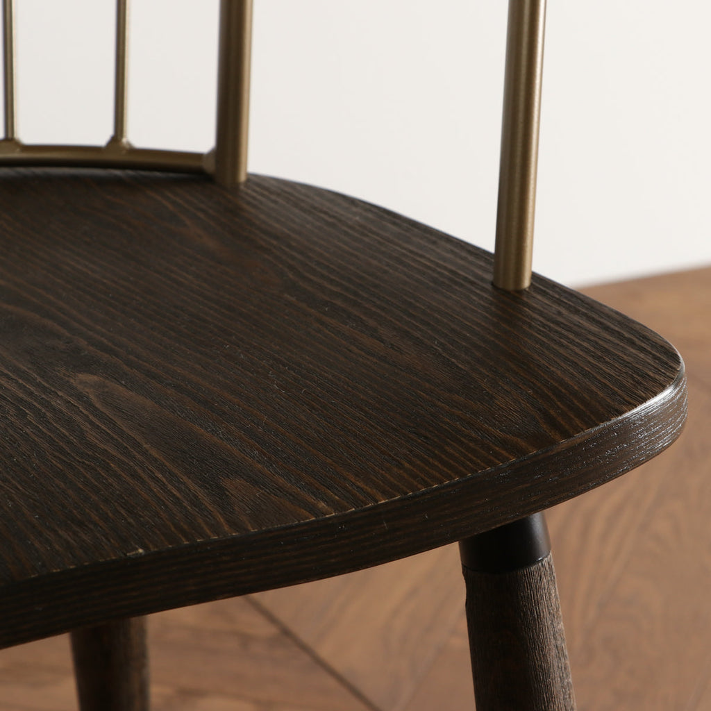 木目調の座面とブロンズの背もたれがクラシカルなチェア(座面)