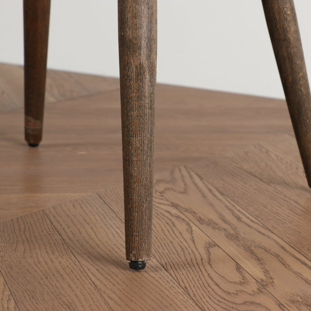 木目調の座面とブロンズの背もたれがクラシカルなチェア(脚部分)