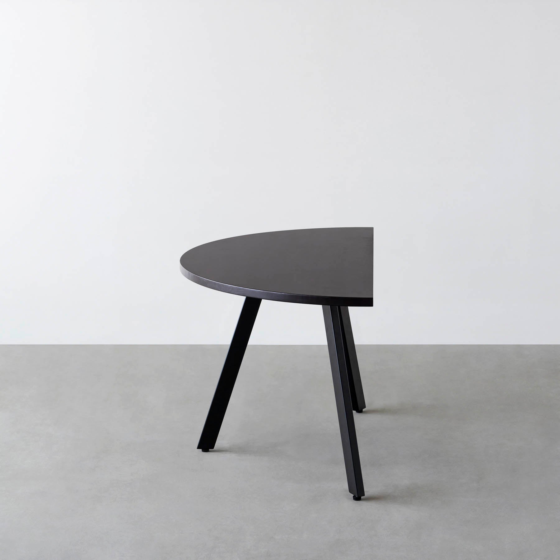 スマート造作テーブル / 半円 × ラバーウッド × 黒スチール脚