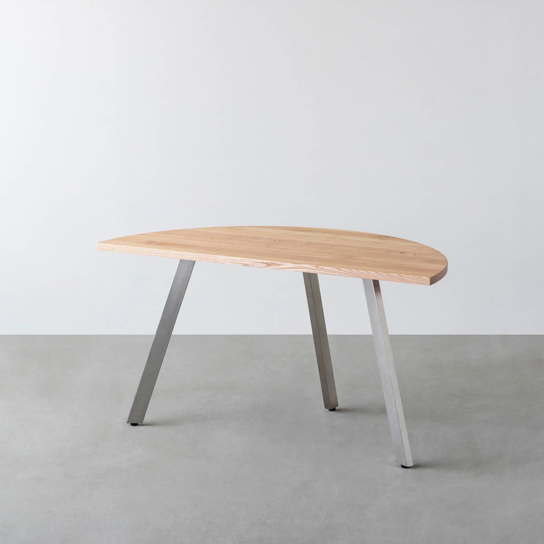 Kanademonoの無垢ホワイトアッシュの半円テーブル