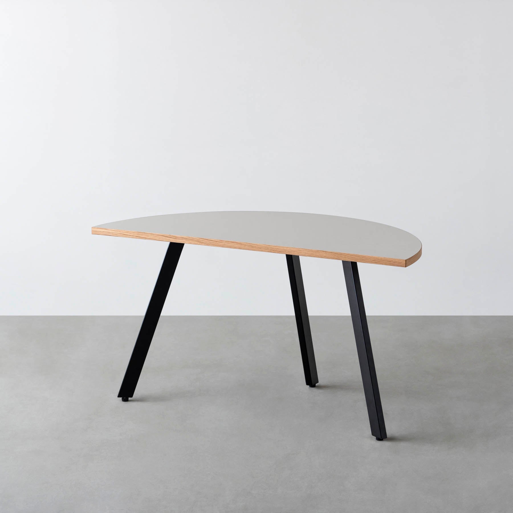 Kanademono のリノリウム半円テーブル